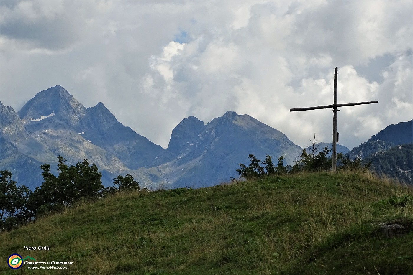 38 Zoom dalla croce del Monte Colle verso Diavoli, Poris, Grabiasca.JPG